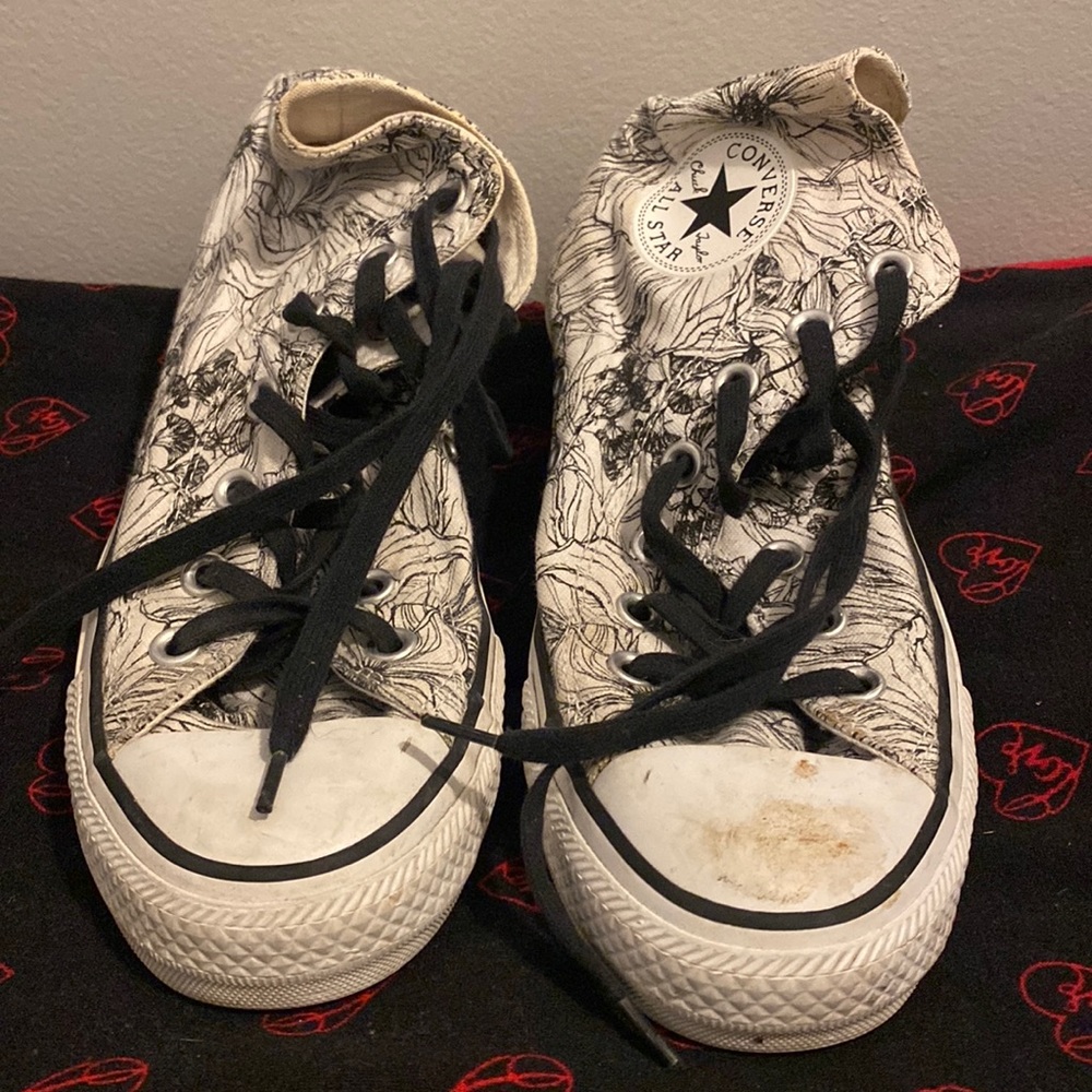Size 8 all star converse sneakers